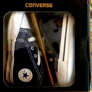 Converse baby shoes in size 3 crib never been used